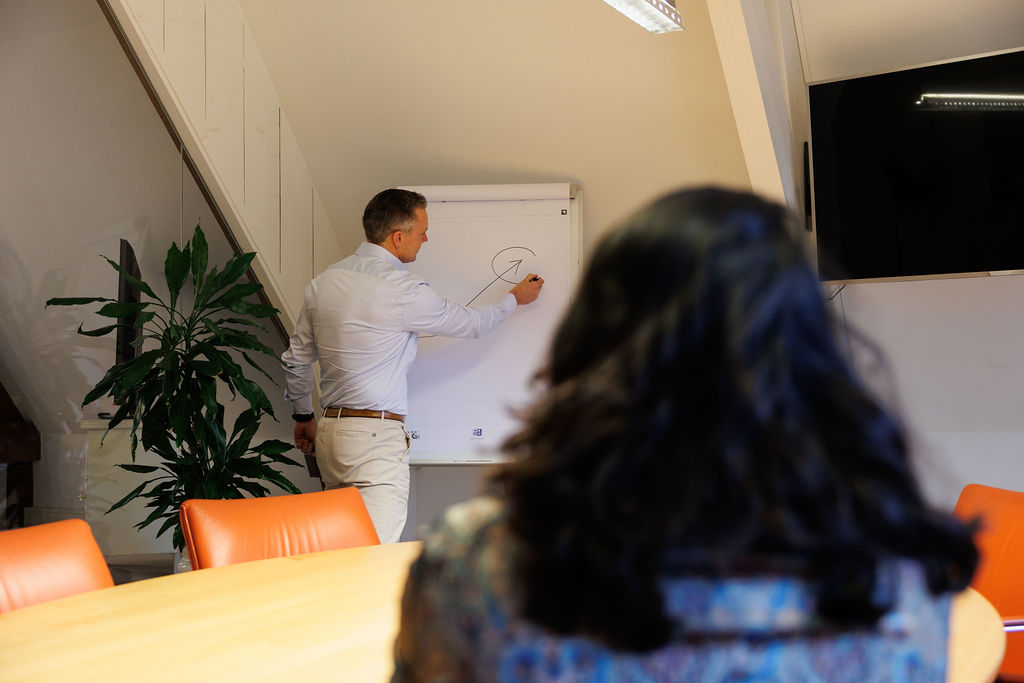 Foto Rob actie schrijvend op whitebord