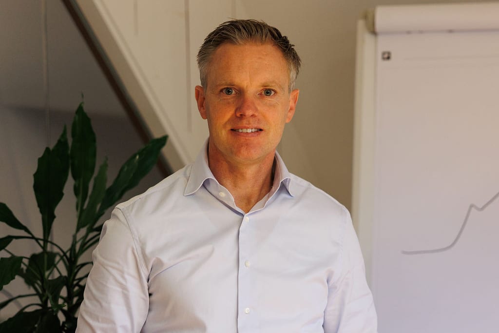 Foto-Rob-recht-kijkend-met-stift